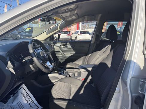 Used 2020 Nissan Rogue SV image 16