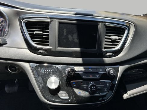 Used 2019 Chrysler Pacifica Touring Plus w/ S Appearance Package FWD image 19