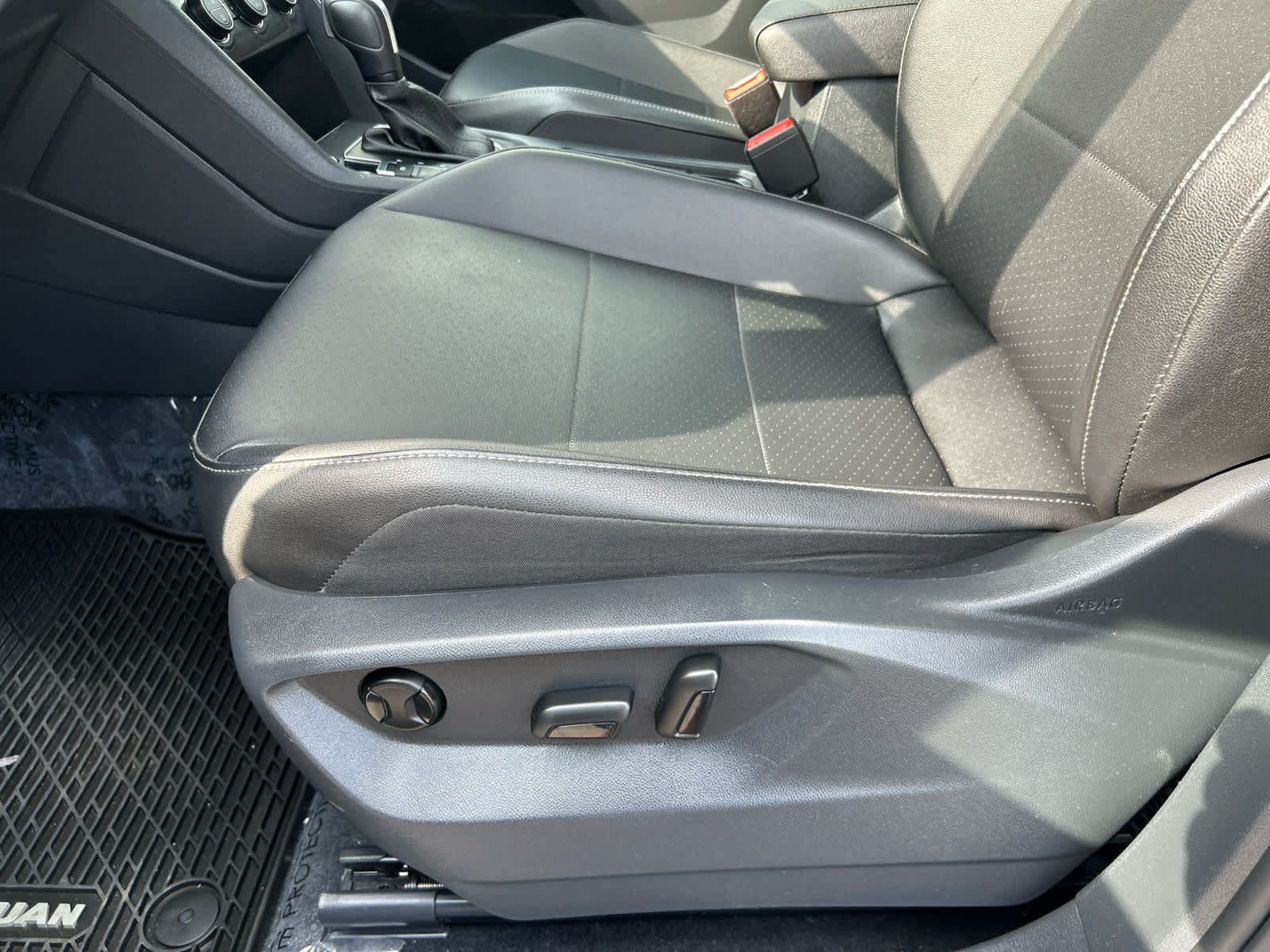 Used 2020 Volkswagen Tiguan SEL AWD/4WD image 12
