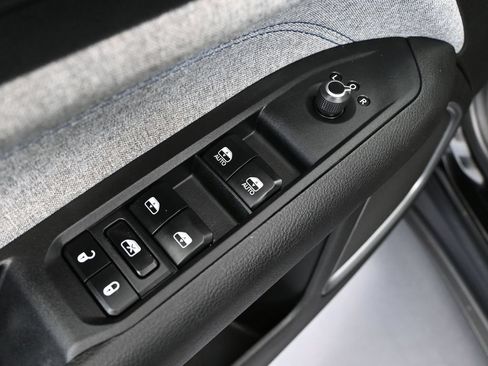 Used 2024 Jeep Compass Latitude w/ Convenience Group AWD/4WD image 21