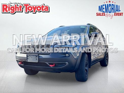 Used 2019 Jeep Cherokee Trailhawk w/ Cold Weather Group AWD/4WD image 1