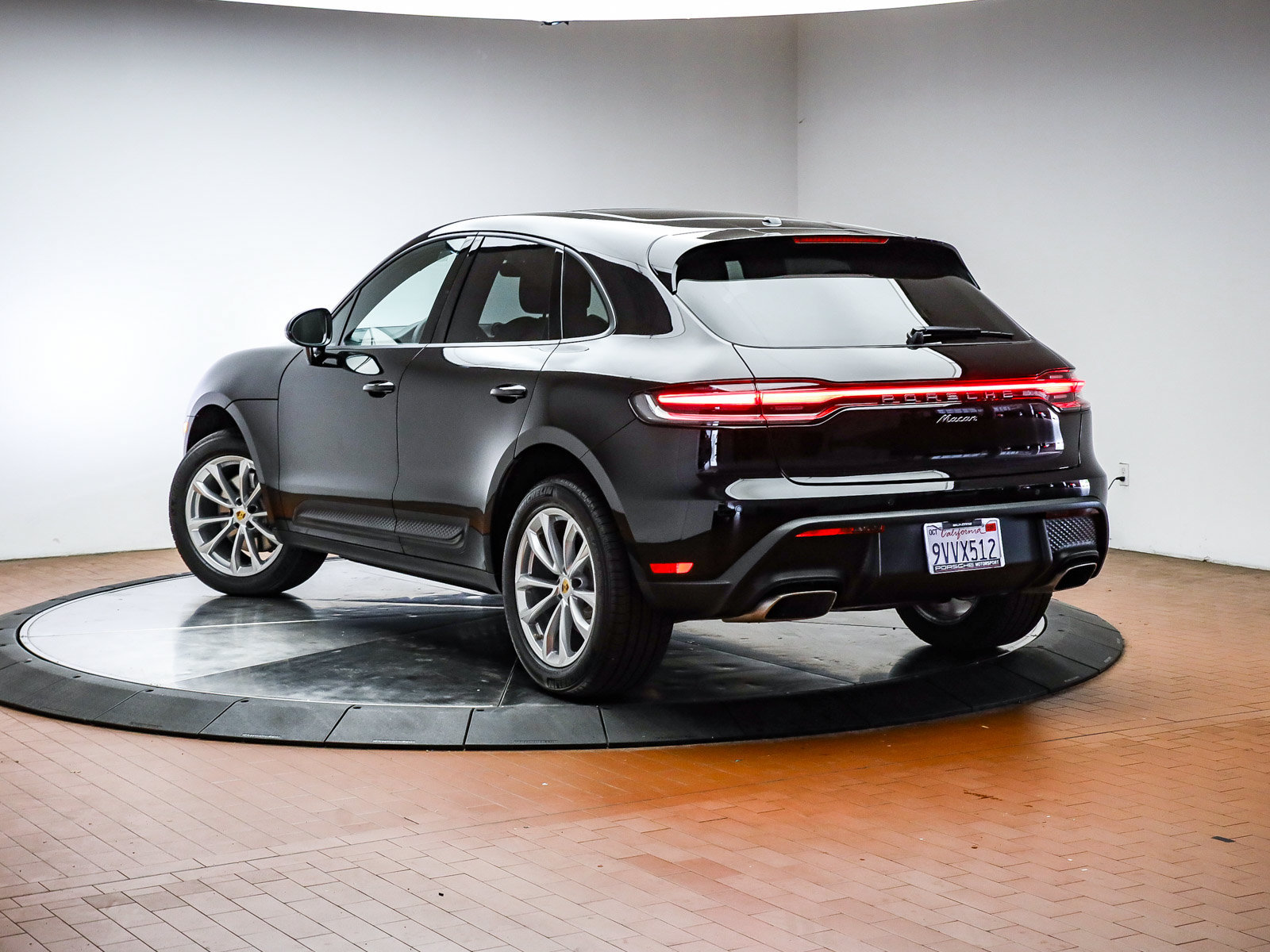 Certified 2026 Porsche Macan AWD/4WD image 3