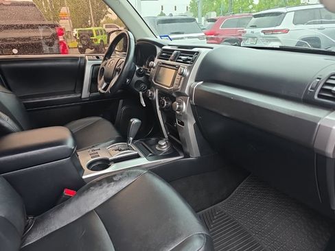 Used 2018 Toyota 4Runner SR5 AWD/4WD image 10