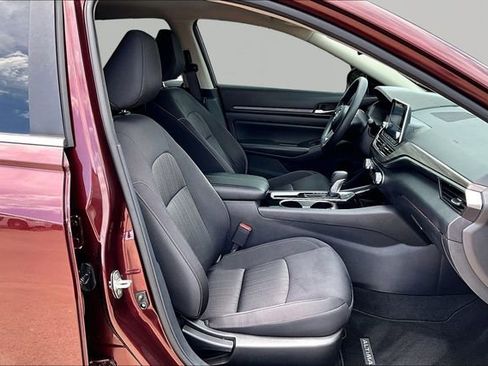 Used 2024 Nissan Altima 2.5 SV FWD image 7