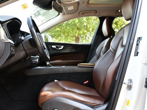 Used 2018 Volvo XC60 T5 Momentum w/ Vision Package AWD/4WD image 11