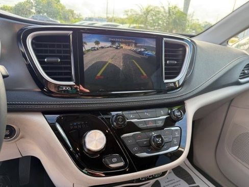 Used 2024 Chrysler Pacifica Limited image 15