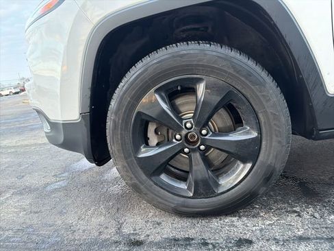 Used 2016 Jeep Cherokee Latitude w/ Cold Weather Group image 10