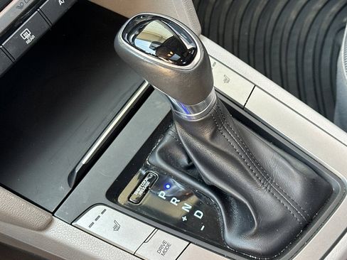 Used 2018 Hyundai Elantra Value Edition FWD image 17