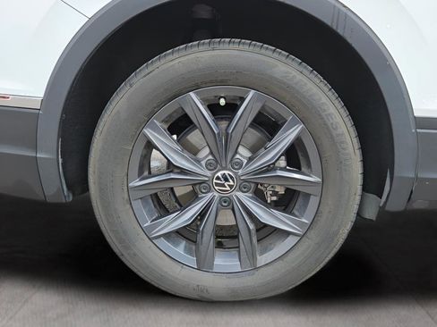 Used 2024 Volkswagen Tiguan SE image 36