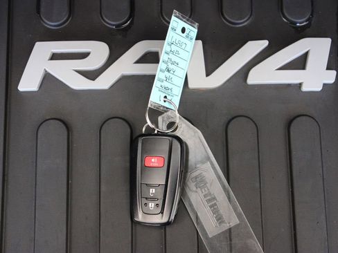 Used 2022 Toyota RAV4 XLE FWD image 30