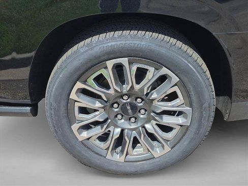 Used 2023 GMC Yukon XL Denali Ultimate AWD/4WD image 9