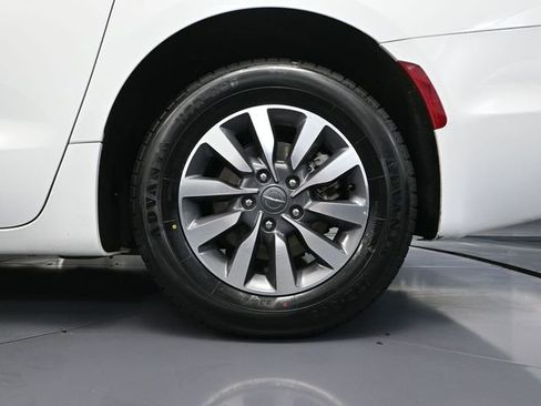 Used 2023 Chrysler Pacifica Touring-L image 13