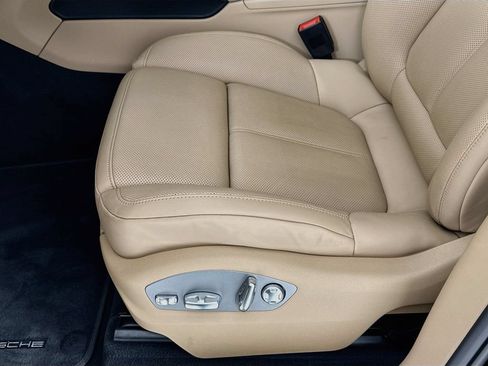 Certified 2025 Porsche Macan AWD/4WD image 13