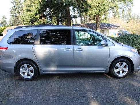 Used 2011 Toyota Sienna LE image 12