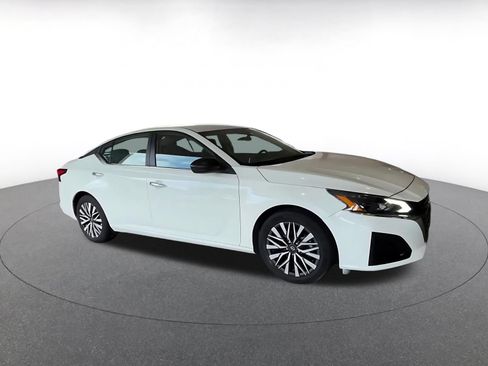 Used 2025 Nissan Altima 2.5 SV FWD image 2