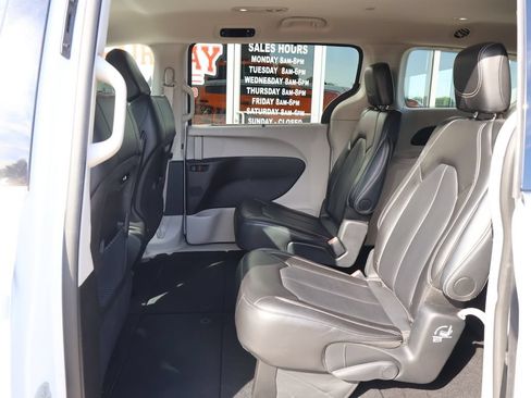 Used 2024 Chrysler Pacifica Touring-L FWD image 24