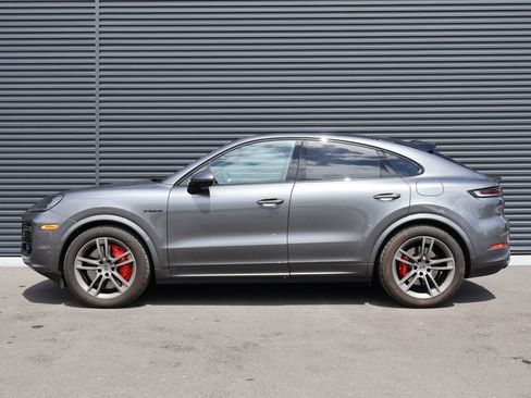 Certified 2025 Porsche Cayenne Turbo AWD/4WD image 2