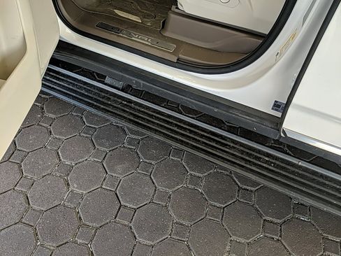 Used 2023 GMC Yukon XL Denali image 13