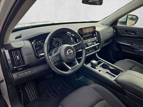 Used 2025 Nissan Pathfinder SV FWD image 10