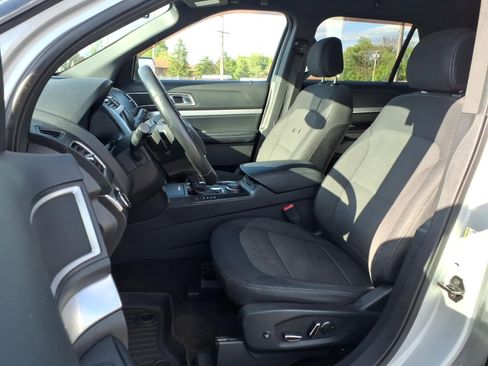 Used 2017 Ford Explorer XLT w/ Equipment Group 201A AWD/4WD image 5