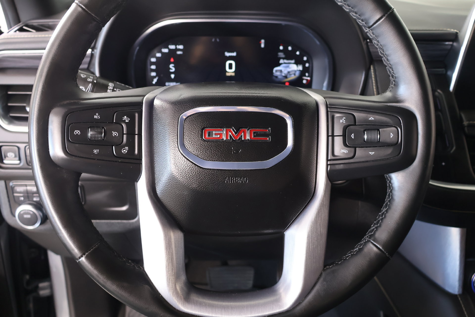 Used 2024 GMC Yukon XL SLT w/ SLT Luxury Package AWD/4WD image 3