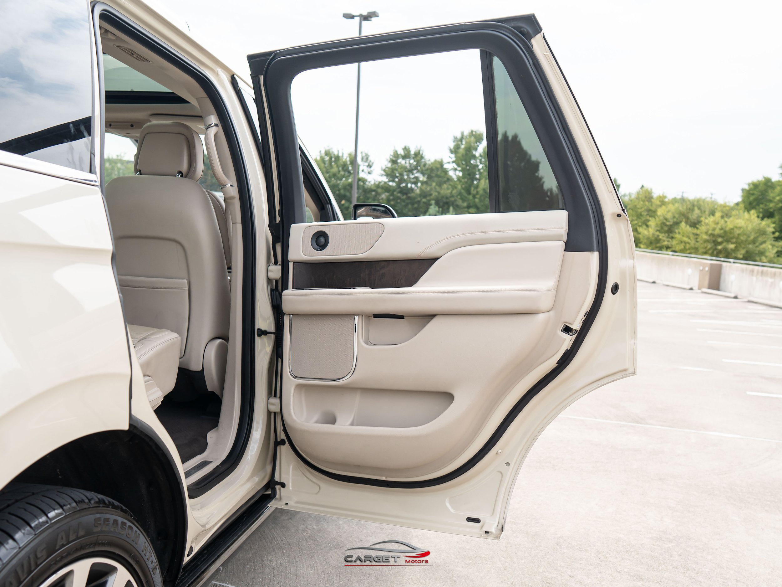 Used 2018 Lincoln Navigator Select w/ Technology Package RWD image 45