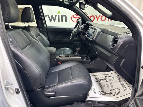 Used 2022 Toyota Tacoma TRD Off-Road image 12