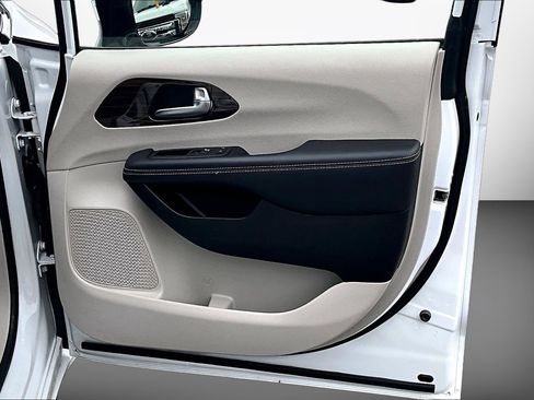 Used 2023 Chrysler Pacifica Limited FWD image 19