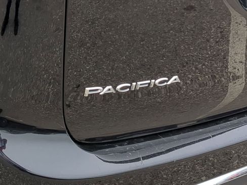 Used 2024 Chrysler Pacifica Touring-L FWD image 13