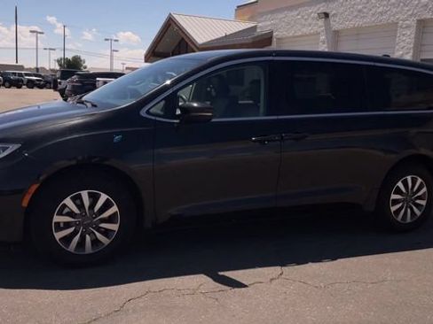 Used 2023 Chrysler Pacifica Touring-L FWD image 6