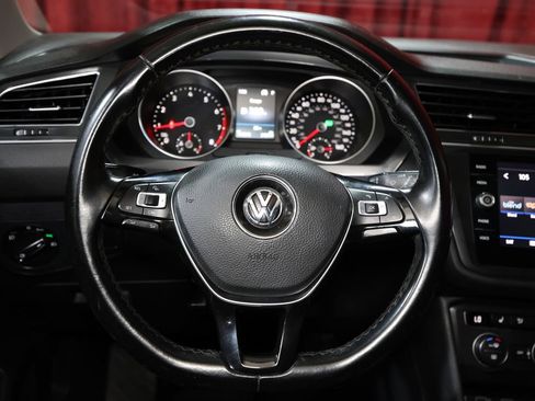 Used 2018 Volkswagen Tiguan SE w/ 18" Alloy Wheels Package FWD image 17