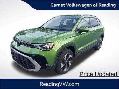 Used 2025 Volkswagen Taos SE w/ Panoramic Sunroof Package