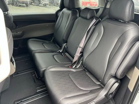 New 2026 Kia Carnival LXS FWD image 17
