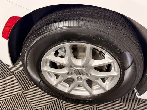 Used 2023 Chrysler Pacifica Touring-L FWD image 13