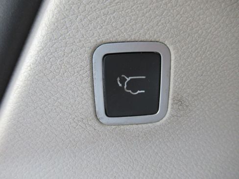 Used 2017 Chrysler Pacifica Platinum FWD image 38