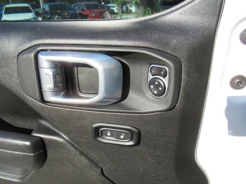 Used 2023 Jeep Gladiator Sport AWD/4WD image 21