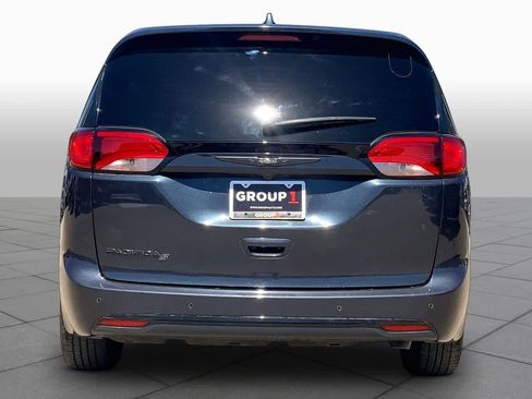Used 2020 Chrysler Pacifica Touring w/ S Appearance Package FWD image 4