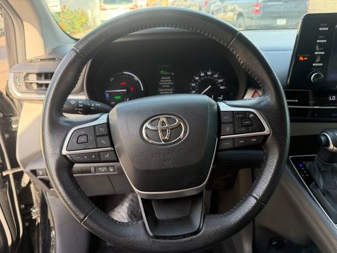 Used 2024 Toyota Sienna XLE FWD image 24