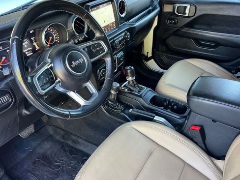 Used 2018 Jeep Wrangler Unlimited Sahara AWD/4WD image 11