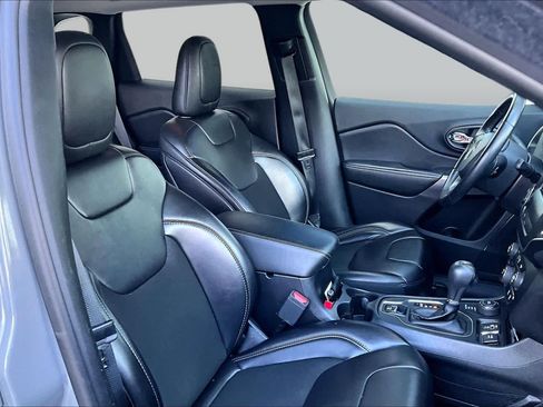 Used 2019 Jeep Cherokee Latitude Plus AWD/4WD image 9