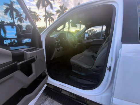 Used 2022 Ford F250 XL w/ Power Equipment Group image 4