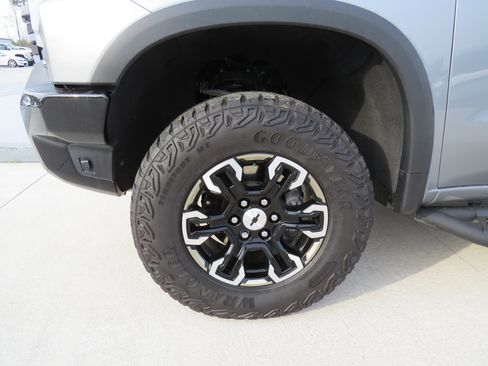 Used 2024 Chevrolet Silverado 1500 ZR2 w/ Technology Package image 9