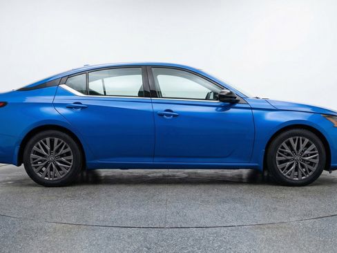 Used 2025 Nissan Altima 2.5 SV FWD image 11