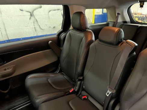 Used 2026 Kia Carnival FWD image 39