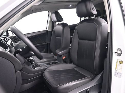 Used 2022 Volkswagen Tiguan SE w/ Panoramic Sunroof Package image 15