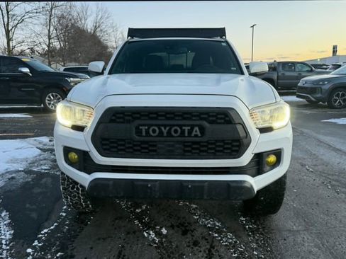 Used 2019 Toyota Tacoma TRD Off-Road image 2