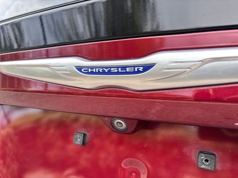 Used 2020 Chrysler Pacifica Touring-L FWD image 10