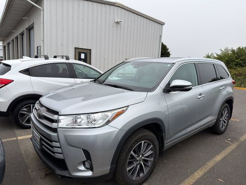Used 2018 Toyota Highlander XLE AWD/4WD image 2