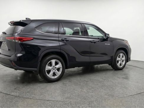 Used 2025 Toyota Highlander LE image 9