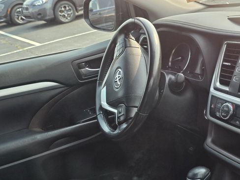 Used 2019 Toyota Highlander XLE FWD image 19